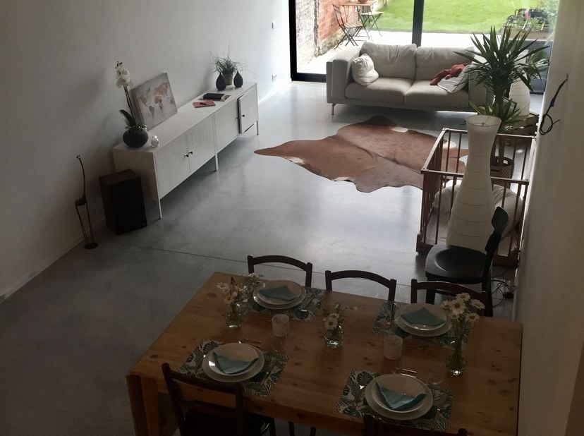 Recent gerenoveerde stijlvolle rijwoning (2017) met Zuid-West geörienteerde tuin in gezellige buurt net over de ring van Leuven, op wandelafstand van
